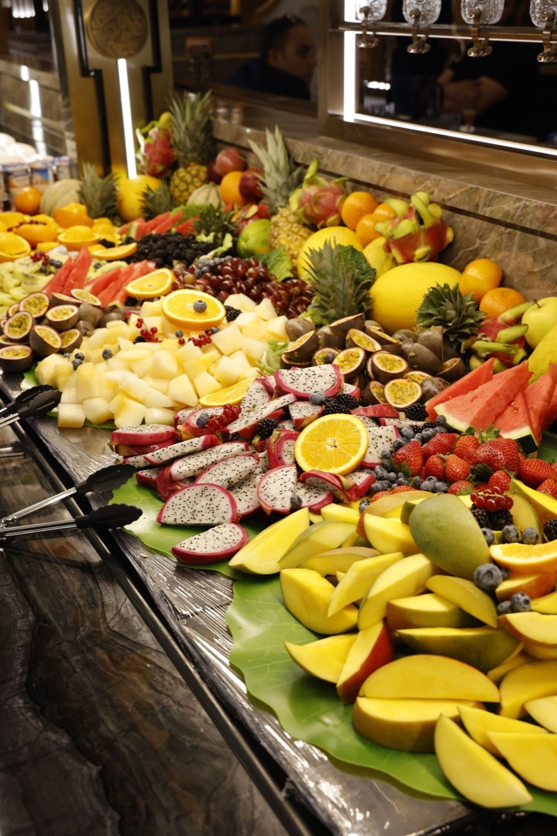 Étal de fruits exotiques frais, mangue, fruit du dragon, baies