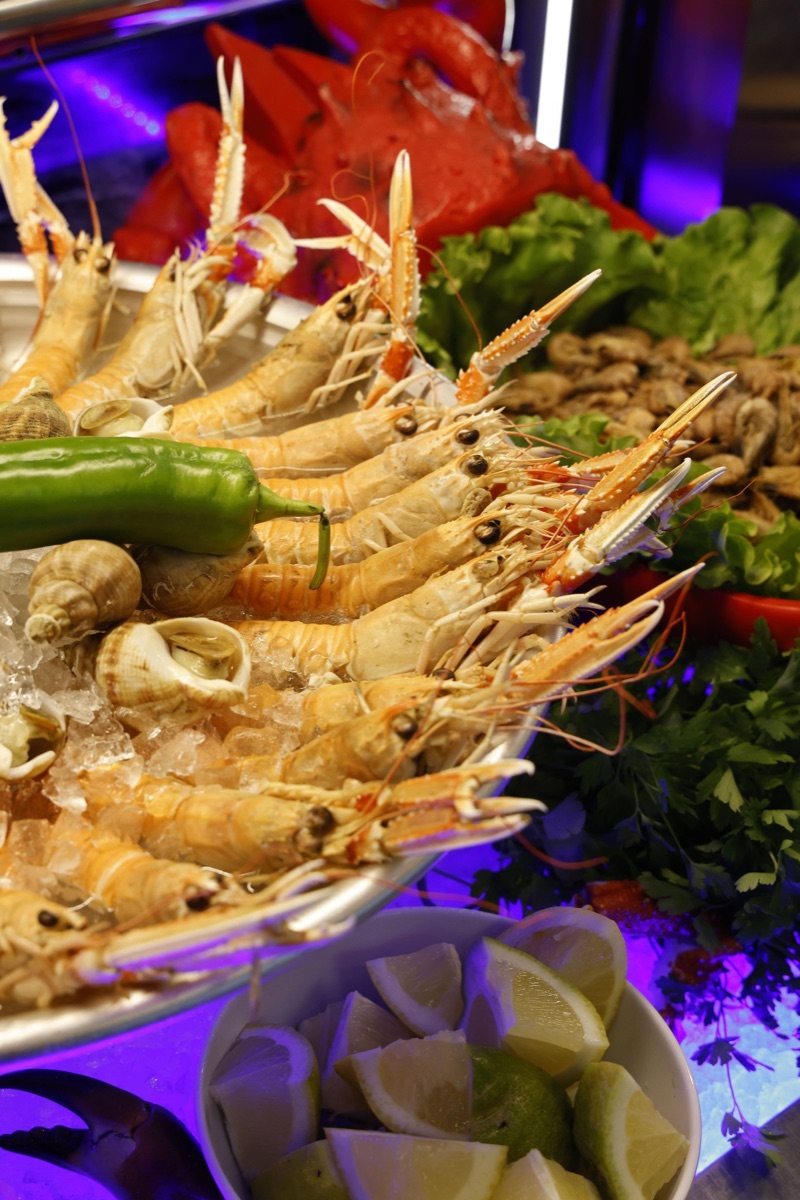 Plateau de langoustines et fruits de mer sur glace