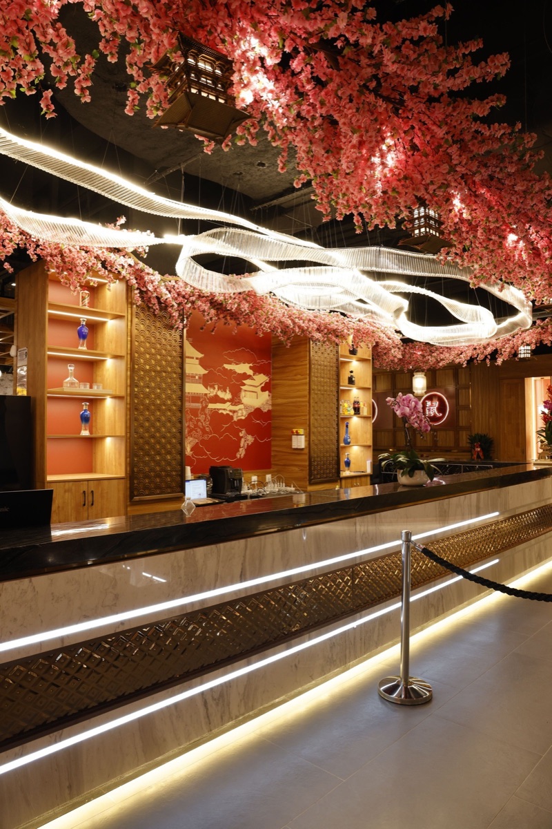 Plafond de fleurs de cerisier suspendues au-dessus du comptoir
