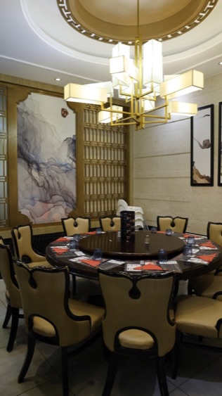 Salon privé avec table ronde et lustre doré